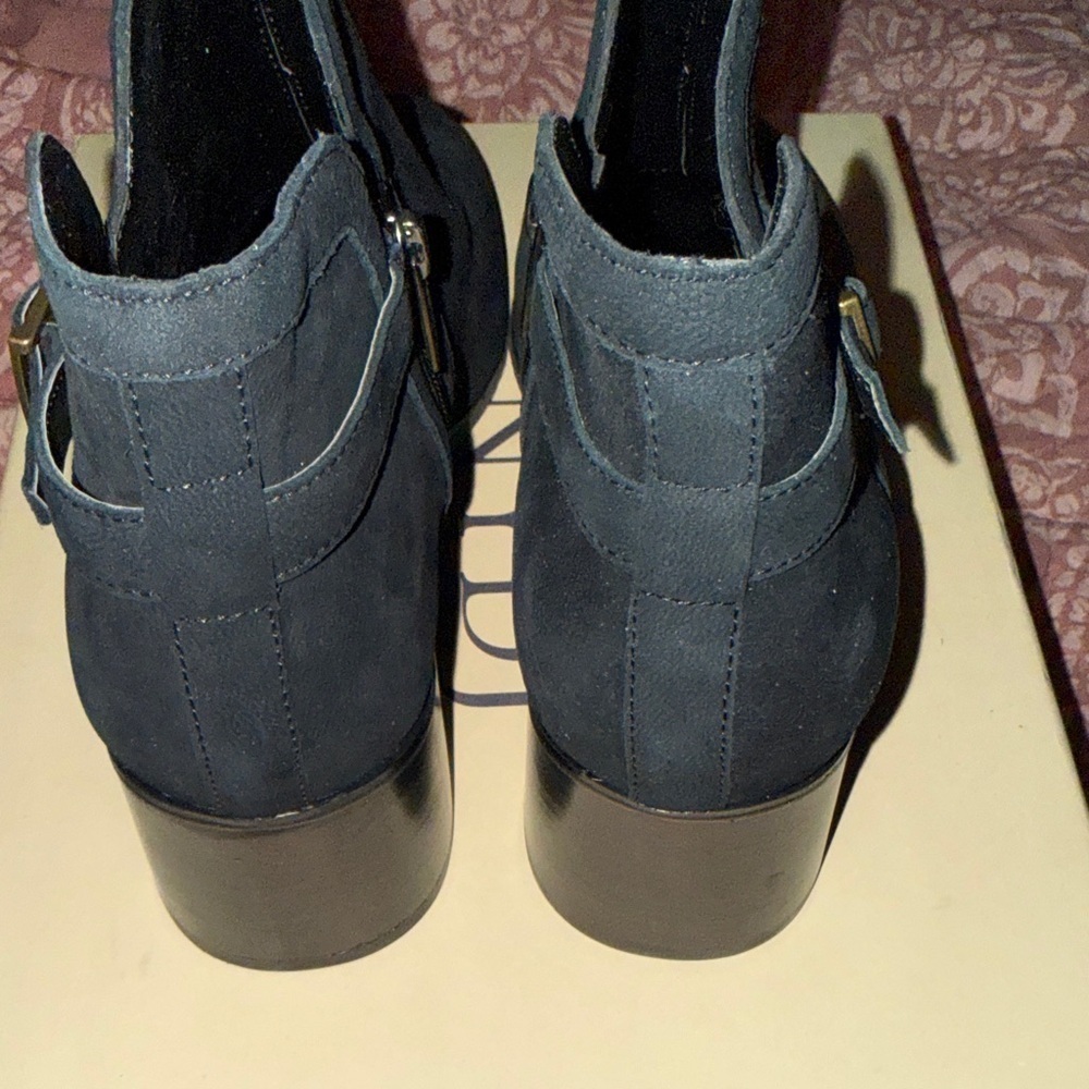 Elegant Black Ankle Boots - Picture 3 of 6